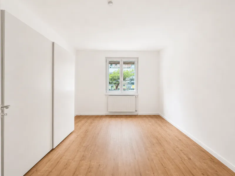 WG ZIMMER !!!   in Kernsanierter 4 Zimmer wohnung mit EBK und Möbel — photo 1